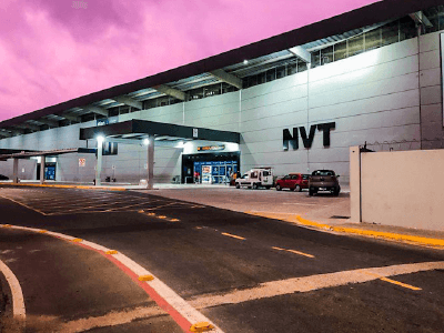 Entrada principal do Aeroporto Internacional de Navegantes - Ministro Victor Konder sob um céu crepuscular